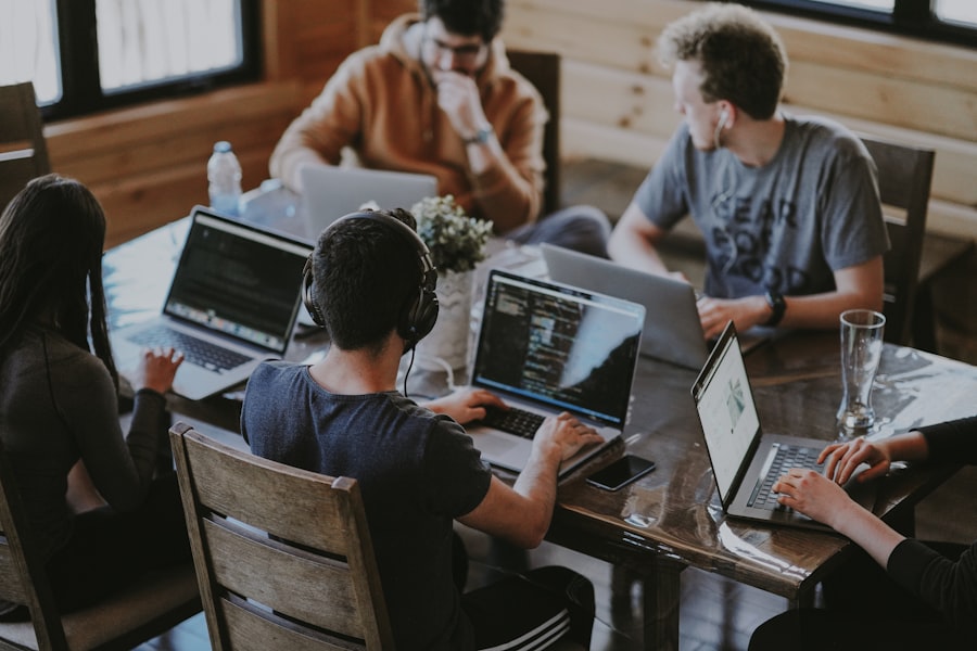 Team bei der gemeinsamen Planung einer Unternehmenswebsite am Laptop